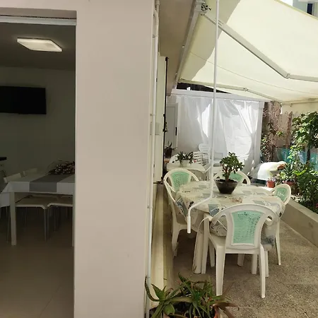 Modern Ground Floor 5min Walk To With Ac - Il Lupo Affitta Κατόλικα