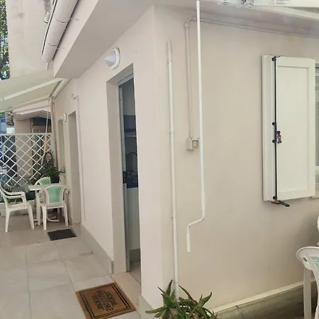 Modern Ground Floor 5min Walk To With Ac - Il Lupo Affitta Κατόλικα