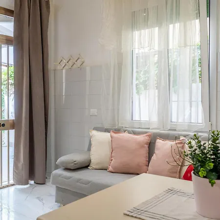 Apartment Modern Ground Floor 5min Walk To With Ac - Il Lupo Affitta